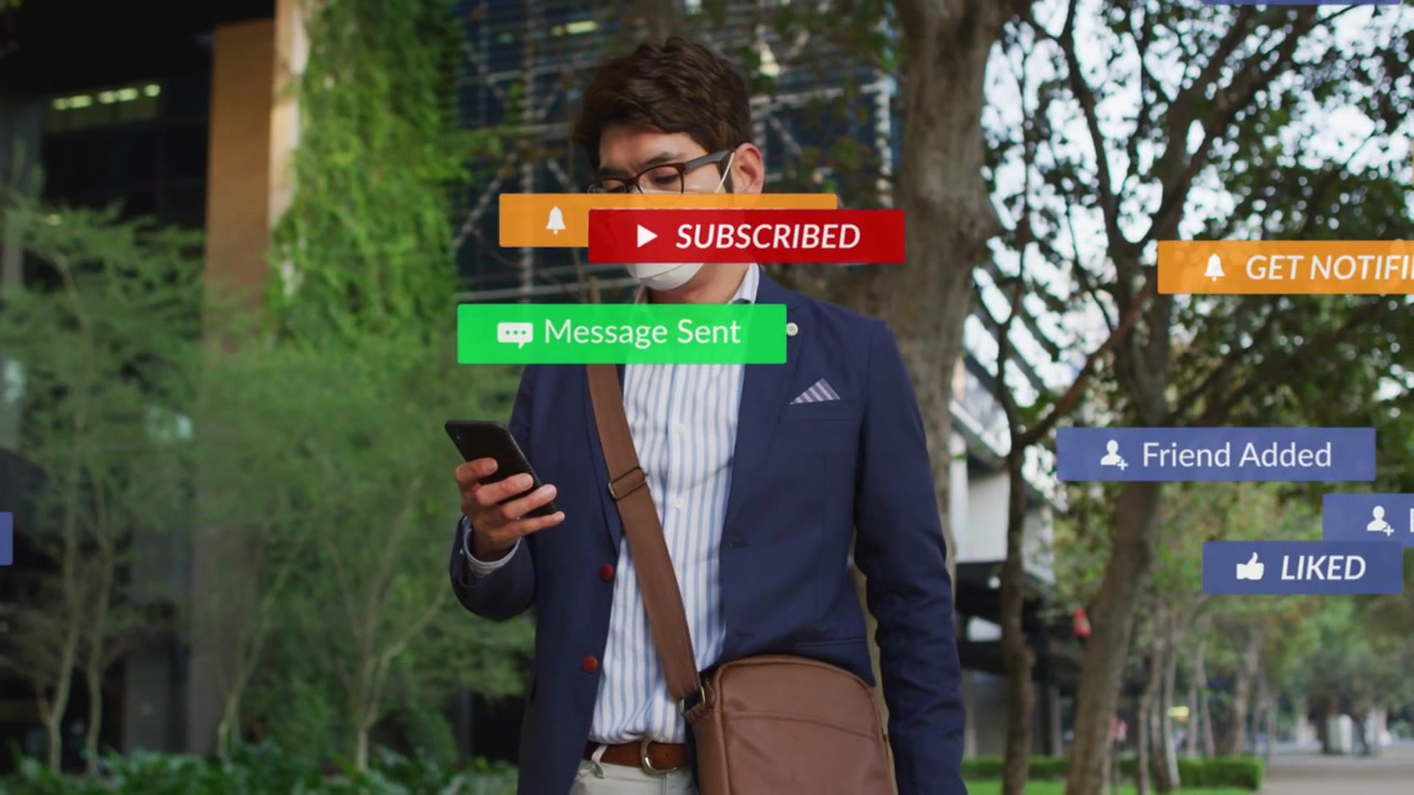 Uomo che tocca il telefono mentre cammina, con badge dei social media che crescono, lo circondano, svaniscono e ricevono aggiornamenti.