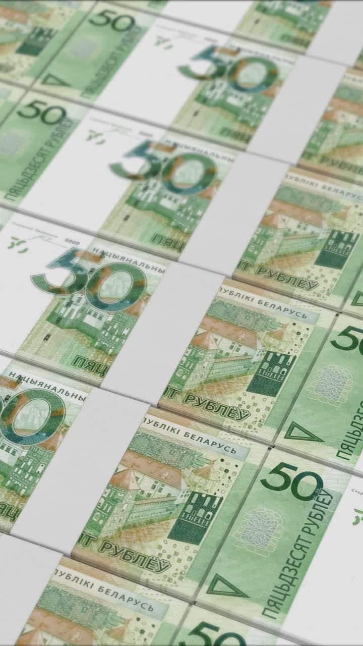 vídeo vertical de billetes de 50 rublos bielorrusos impresos por una imprenta de dinero