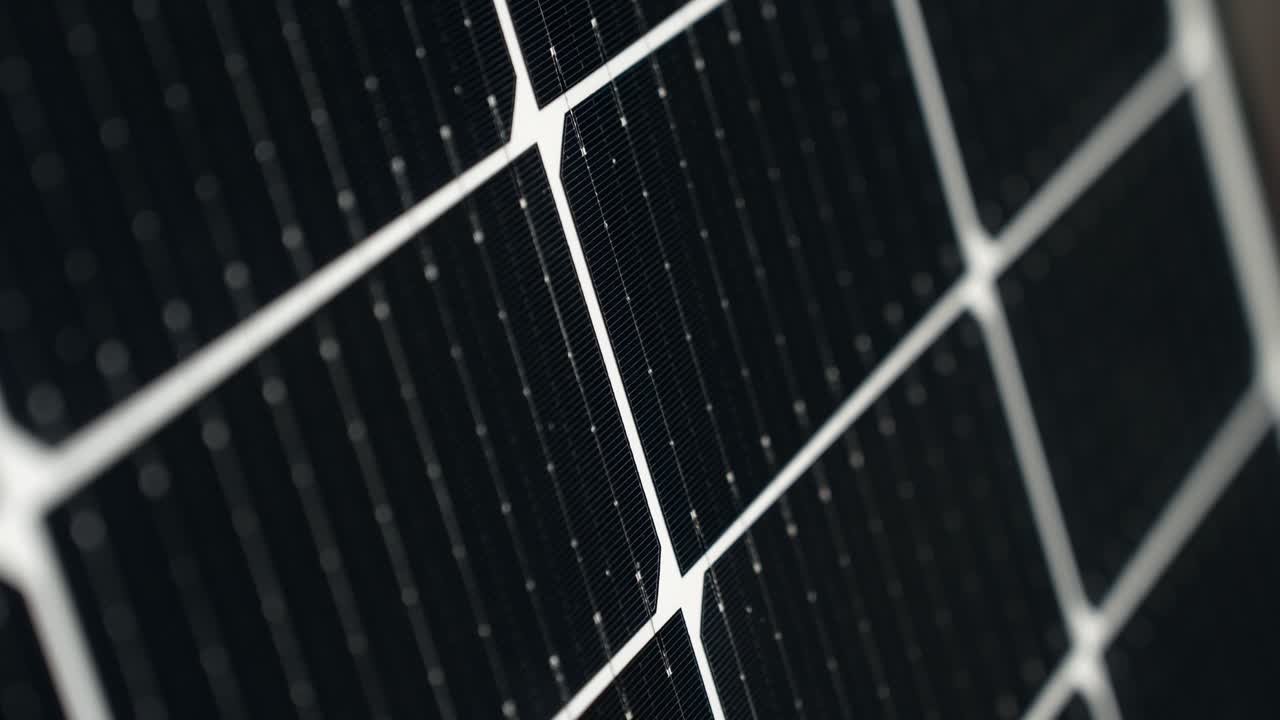 detalle macro primer plano de paneles solares negros de alta eficiencia, inclinación ascendente