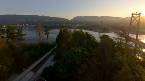 Puente-Lions-Gate-Visto-Desde-El-Mirador-Prospect-Point-Durante-El-Amanecer-Dorado-En-Vancouver,-Columbia-Británica,-Canadá