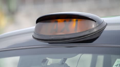 Schwarzes-Taxi-Auf-Der-Westminster-Bridge-London