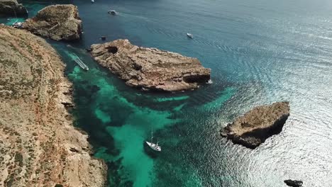 laguna cristalina con agua cristalina en malta - cruce de barcos