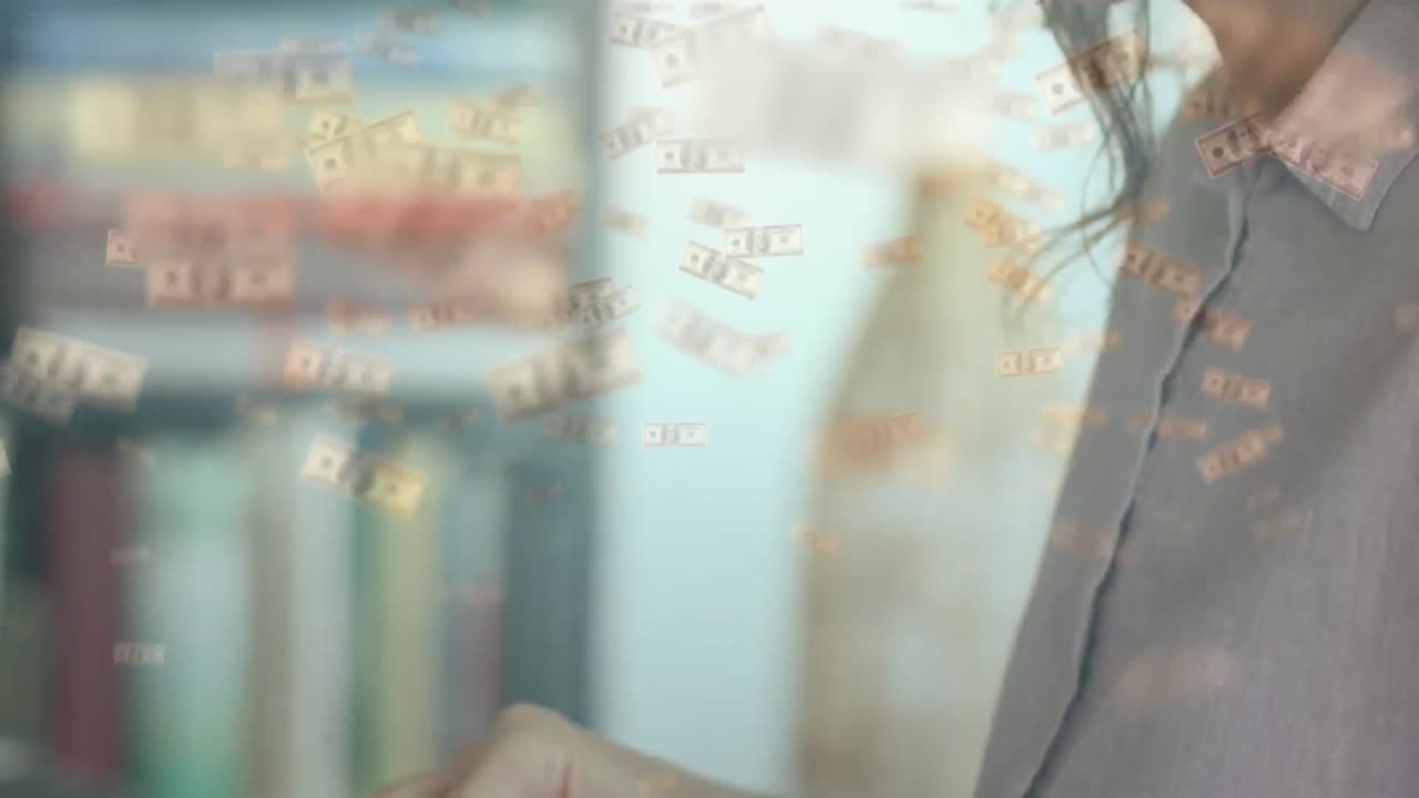 여성이 얼굴 마스크를 바느질하는 것에 대해 움직이는 미국 달러 지폐의 디지털 복합 비디오