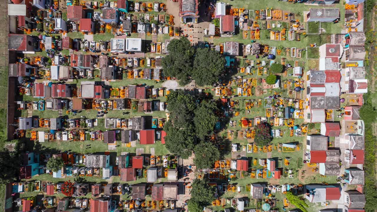 hiperlapso de un panteón o cementerio en méxico durante la celebración mexicana del "dia de muertos"