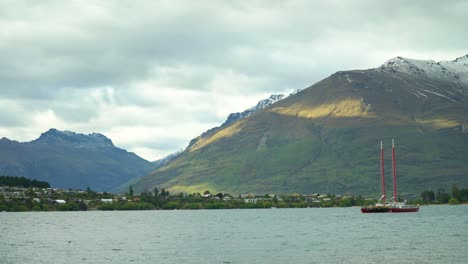 Se-Ve-Un-Barco-Anclado-En-El-Lago-Wakatipu-Con-Montañas-A-La-Vista-En-Queenstown,-Nueva-Zelanda