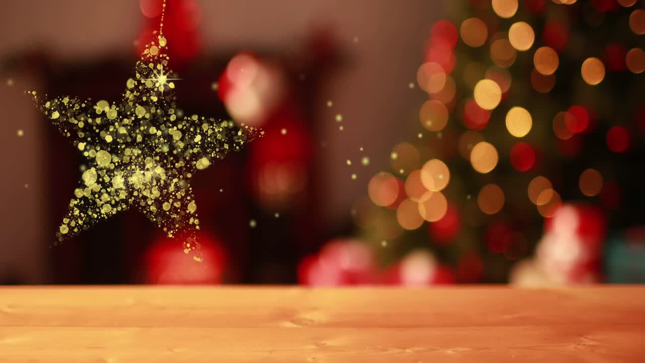 animación de la estrella de navidad de oro balanceándose sobre las luces de hadas parpadeantes desenfocadas en el árbol.