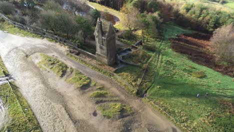 Historische-Gruselige-Märchen-Rivington-Taubenturm-Antenne-Nach-Unten-Kippen-über-Blick-In-Der-Englischen-Winterhügellandwirtschaftslandschaft