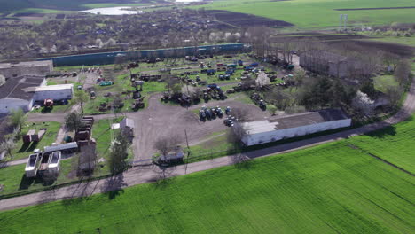 Una-Zona-Rural-Con-Mucha-Hierba-Verde-Y-Un-Pequeño-Pueblo