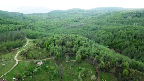 Alte-Waldlandung-In-Der-Wunderschönen-Malerischen-Natur-Des-Iran.-Arabische-Menschen-Lieben-Reisen,-Ausflüge-In-Die-Wilde-Natur-Mit-Weitem-Blick-Auf-Die-Natur-Von-Mazandaran-Gilan,-Wandern,-Tourismus,-Aktivitäten-Im-Freien,-Lokales-Essen