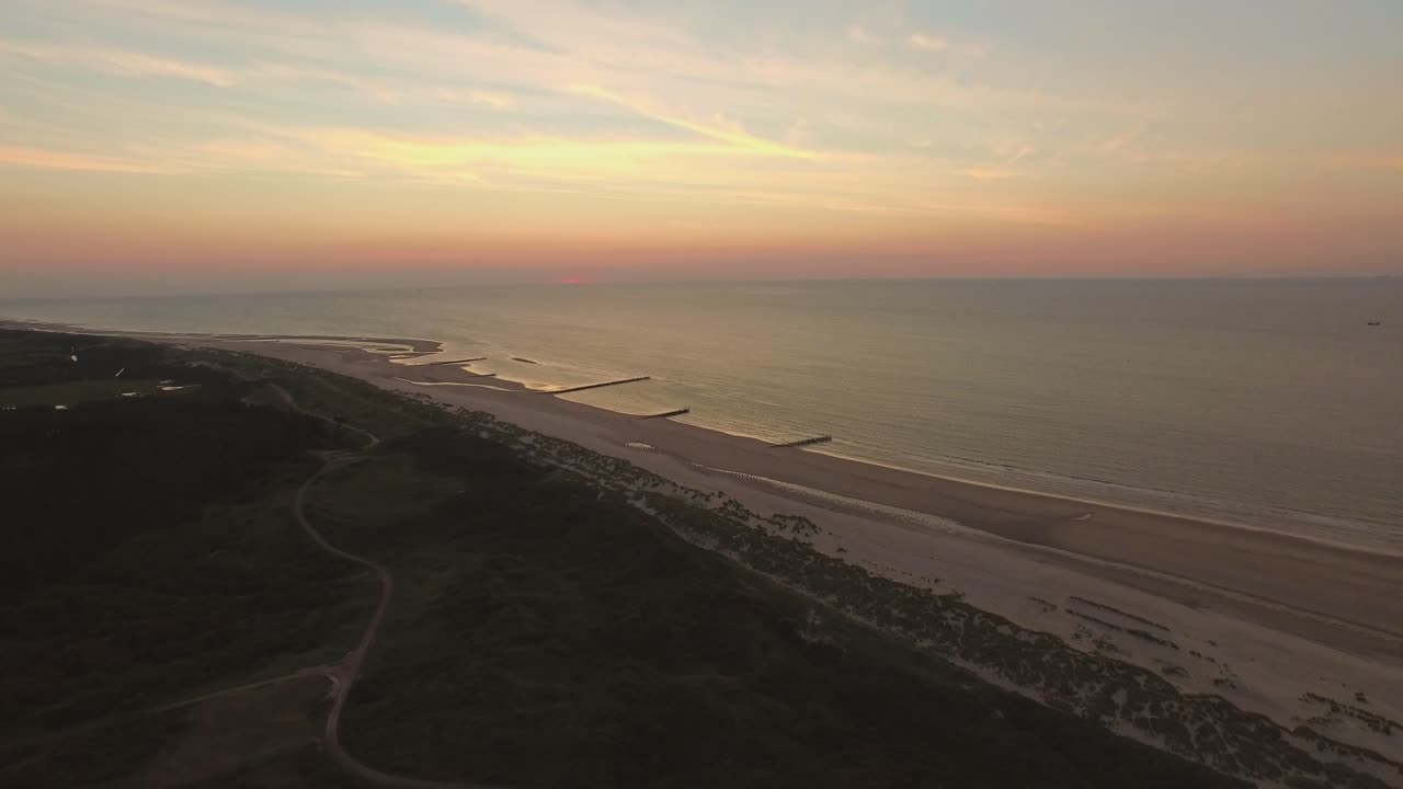 공중: 일몰 동안 블리싱겐과 디후크 사이의 해변