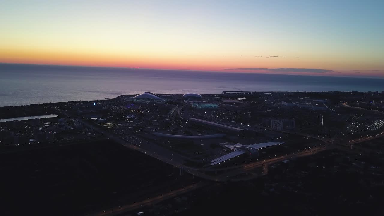 스포츠 플렉스와 함께 해안 도시 풍경 위의 해가 뜨는 모습