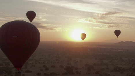 Primer-Plano-De-Un-Globo-Aerostático-Durante-Un-Hermoso-Amanecer-Cinematográfico-Sobre-Bagan,-Myanmar