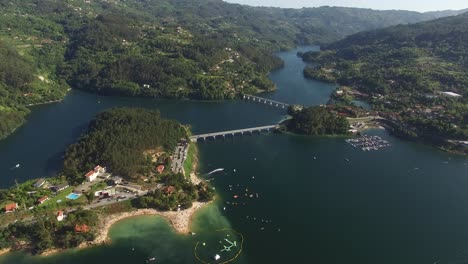 volando sobre el parque natural nacional de geres en portugal