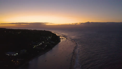 Atemberaubender-Sonnenuntergang-Gefilmt-In-Nusa-Penida,-Bali-Indonesien-Wunderschöne-Insel-Mit-Erstaunlichem-Indischem-Ozean,-Großen-Wellen-Und-Exotischem-Buntem-Himmel-Mit-Roten-Und-Orangefarbenen-Farben