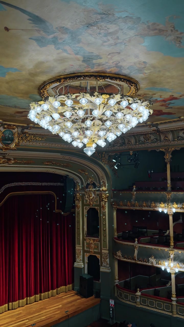 San Jose, Costa Rica, 1 agosto 2025: Interno del Teatro Nazionale con lampadario e affresco sul soffitto. Sala del teatro che include sipario, palchi e un lampadario di cristallo in Costa Rica.