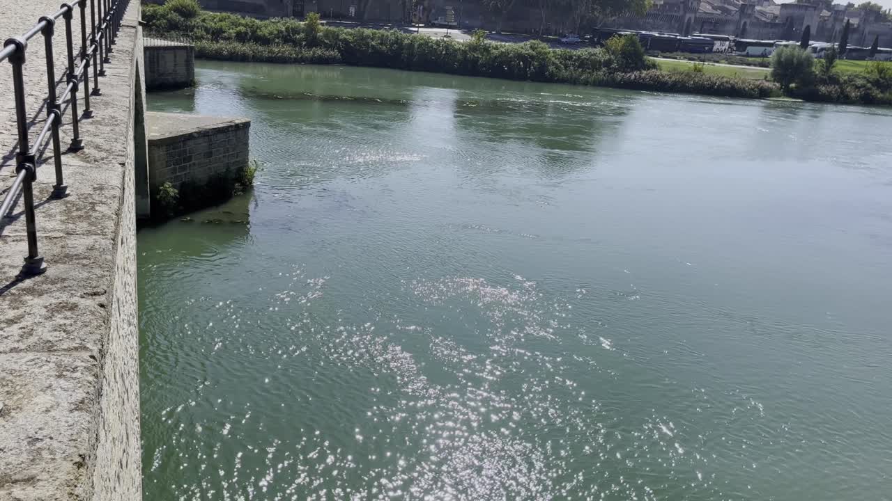 아비 다리를 내려다보면, 강에 있는 다리 기둥, 빛 반사.