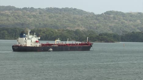 petrolero anclado en el lago gatún esperando para cruzar el canal de panamá