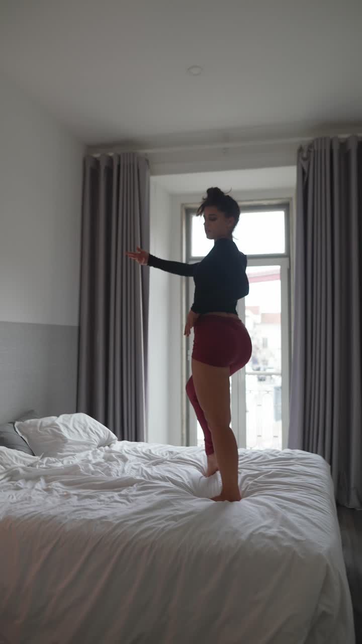 mujer bailando en la cama