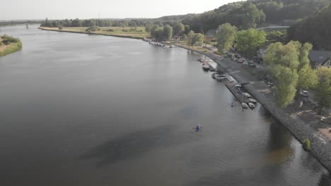 Kayakistas-Remando-En-El-Río-Odra-En-Un-Día-Soleado-En-Szczecin,-Polonia