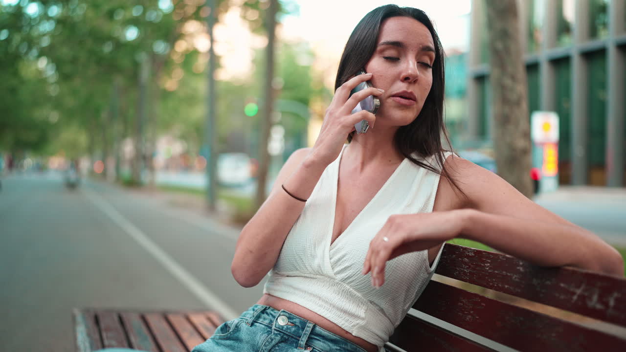 Donna che parla al telefono in un parco