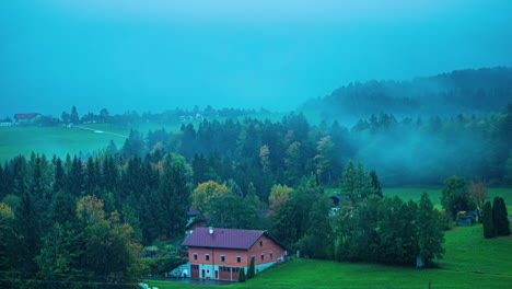 Mañana-Brumosa-En-Los-Alpes-Austriacos-Con-Una-Casa-Con-Techo-Rojo-Entre-árboles-Cerca-Del-Attersee