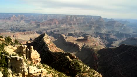 Drohnen-Landschaftsaufnahmen-Des-Grand-Canyon,-Die-Seine-Wunderschöne-Felsformation-Zeigen