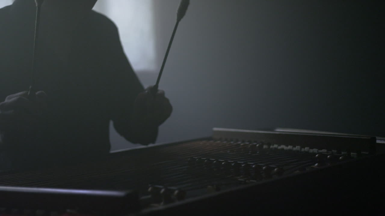 instrumento musical de dulcimer. instrumentos de cuerda tradicionales. música de cimbalista