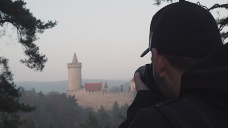 hombre tomando fotos del castillo de kokorin, república checa, primer plano de la cabeza