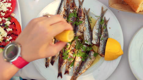 Comiendo-Un-Apetitoso-Plato-De-Sardinas-Servido-Con-Perejil-Y-Limón