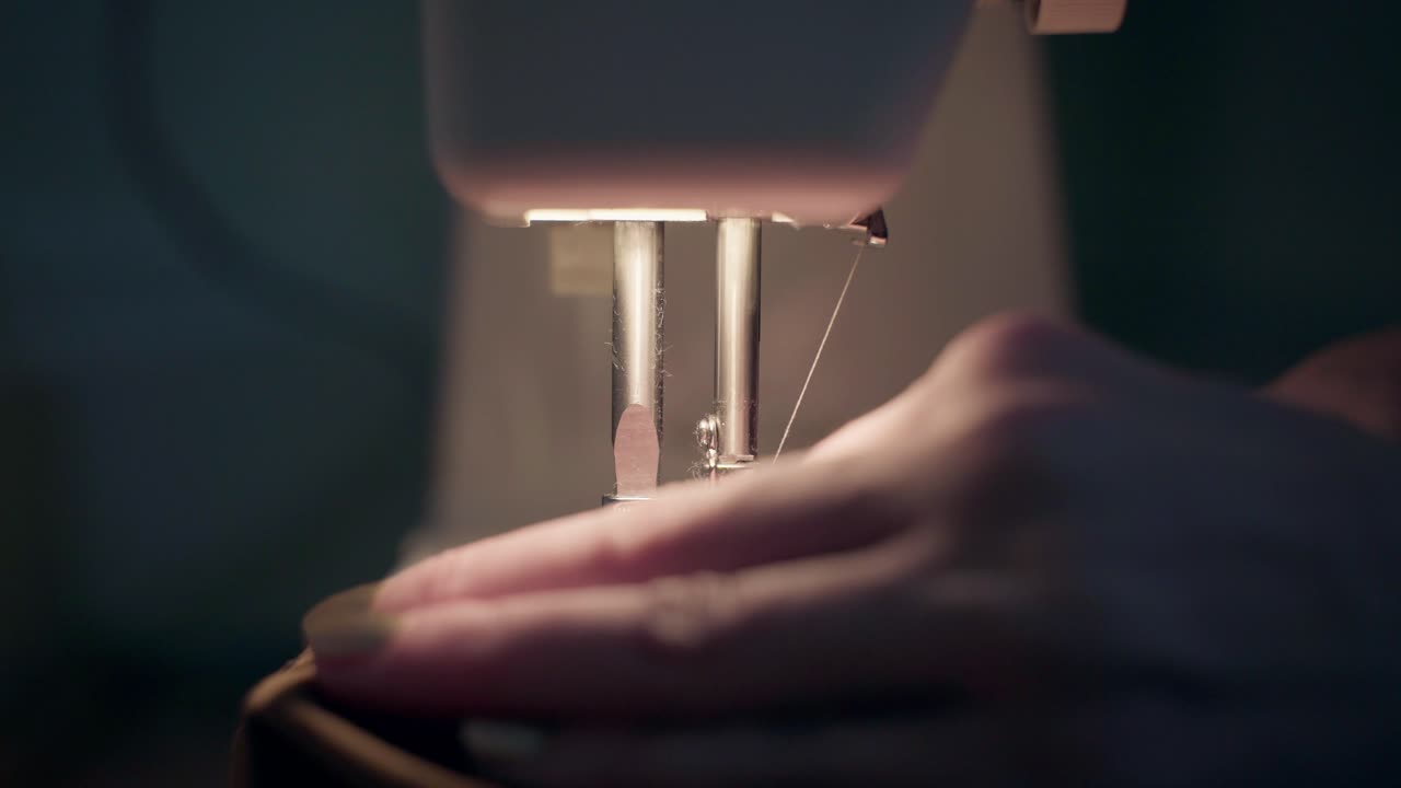un primer plano de una mujer usando una máquina de coser