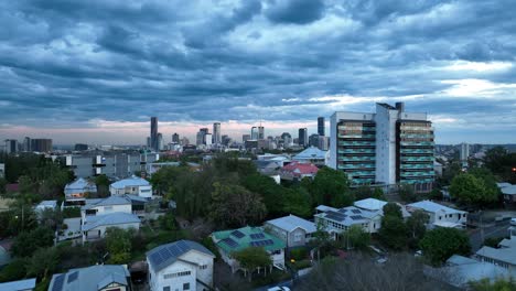 Toma-Ascendente-De-La-Ciudad-De-Brisbane-Y-Los-Suburbios-Circundantes,-Drones-Volando-Sobre-El-área-De-Kelvin-Grove-Red-Hill