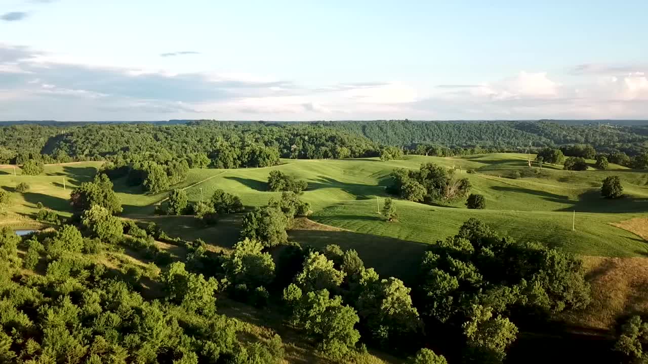 pan de un campo de cultivo mientras las puestas de sol sobre las colinas