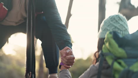 apoyo de senderismo, manos y pareja al aire libre