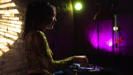 Woman-with-headphones-djing-at-the-disco