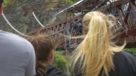 observar a la gente que el hombre tira de la cuerda de bungee