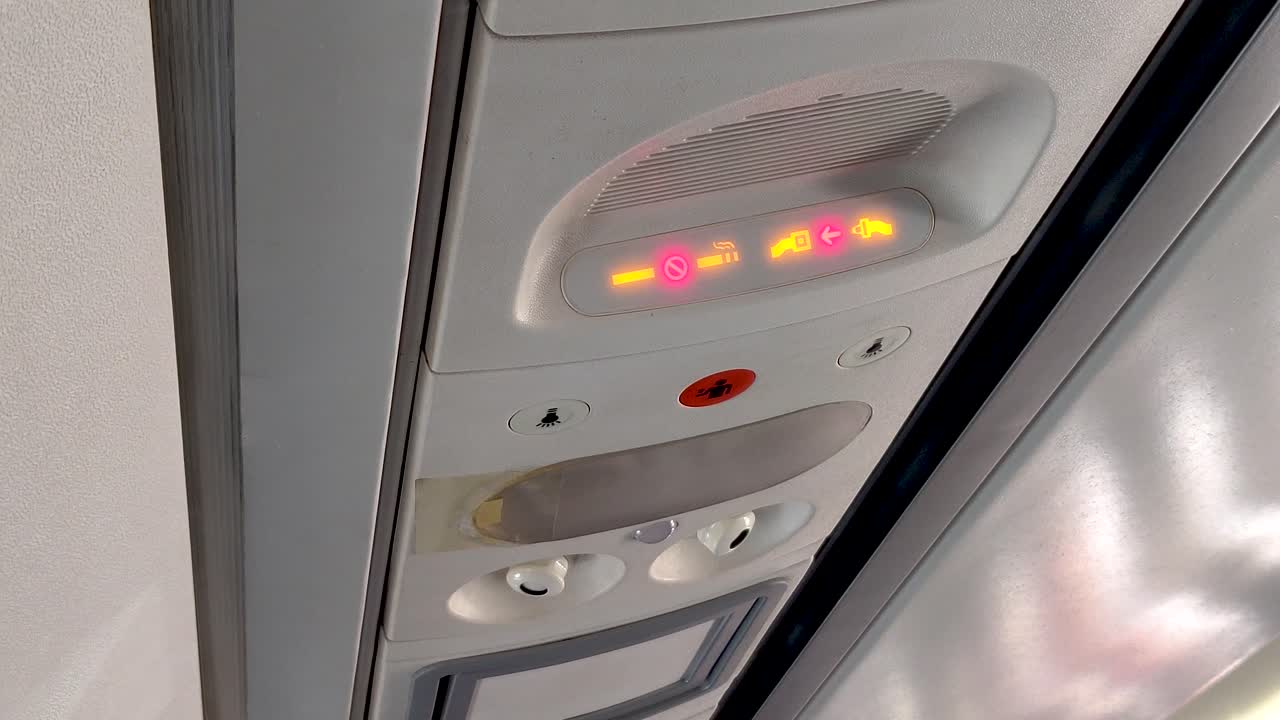 señales de advertencia del cinturón de seguridad y de prohibición de fumar dentro de una aeronave