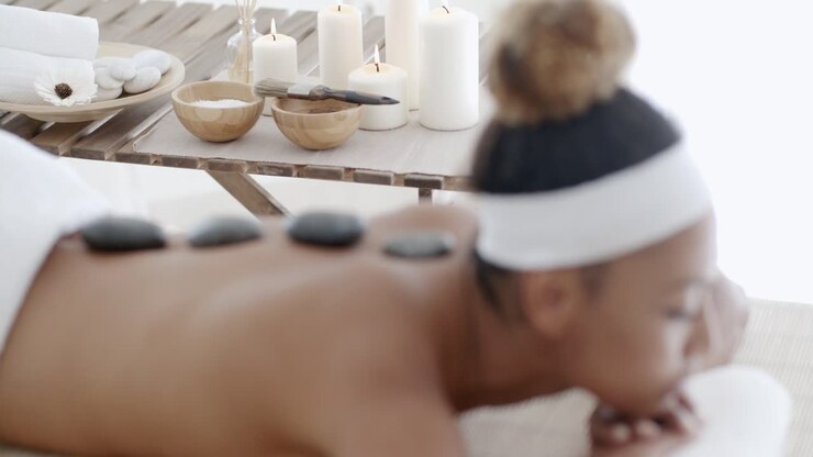 Kvinde får hot stone massage på spa