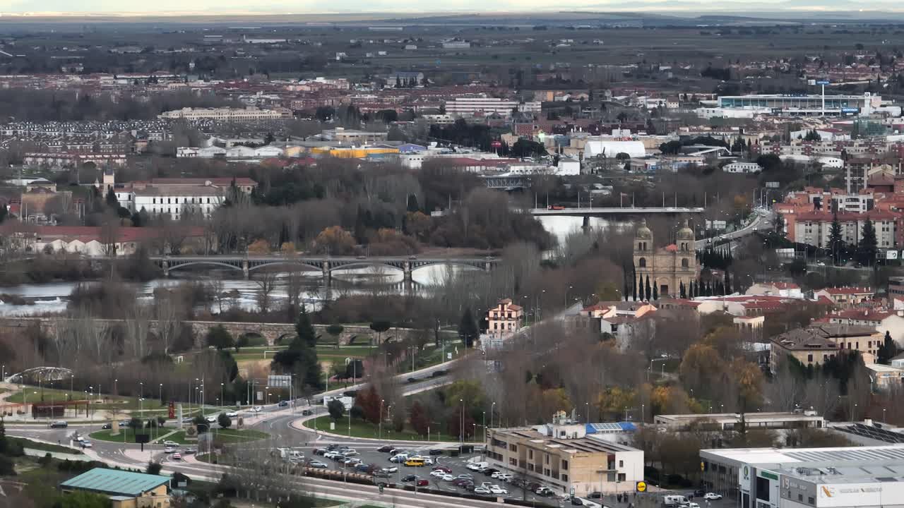 Vista a volo d'uccello della città di Salamanca in Spagna, video aereo con drone.
