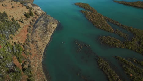 dos tablas de remo de pie en sylvenstein speicher, el pintoresco lago del embalse del río del valle de la montaña con agua azul en los alpes de baviera, austria, fluyendo por un hermoso bosque a lo largo de los árboles