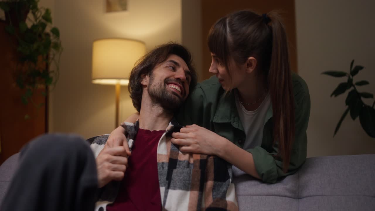 Una coppia innamorata condivide un momento insieme a casa