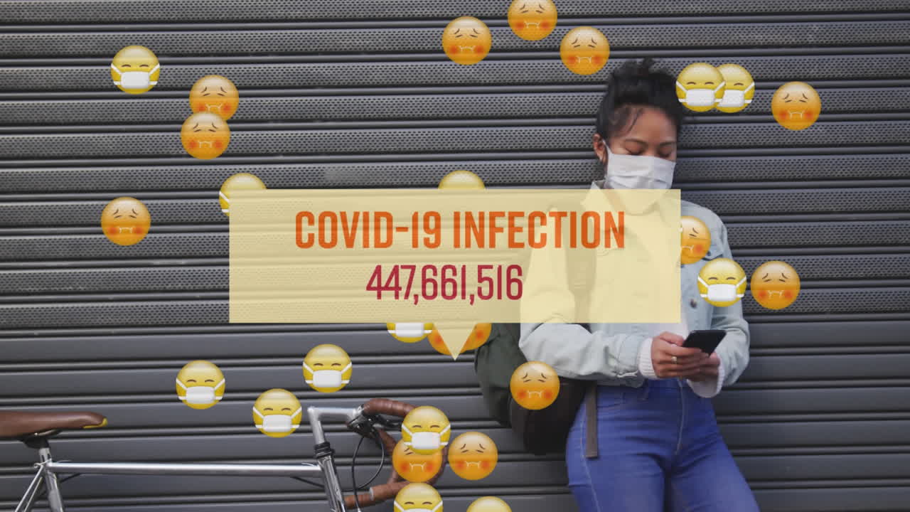 거리에서 마스크와 자전거를 착용 한 여성의 애니메이션 여러 아이콘과 거품 연설