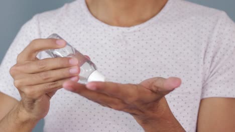 hombre hispano poniéndose gel antibacteriano. pandemia de covid-19