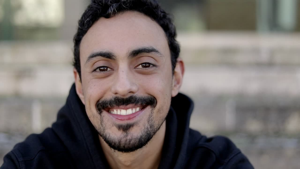 un joven alegre riendo.