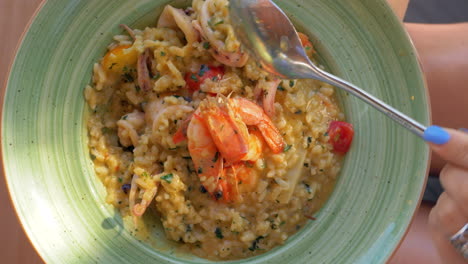 Cenar-En-El-Restaurante-Con-Risotto-De-Mariscos