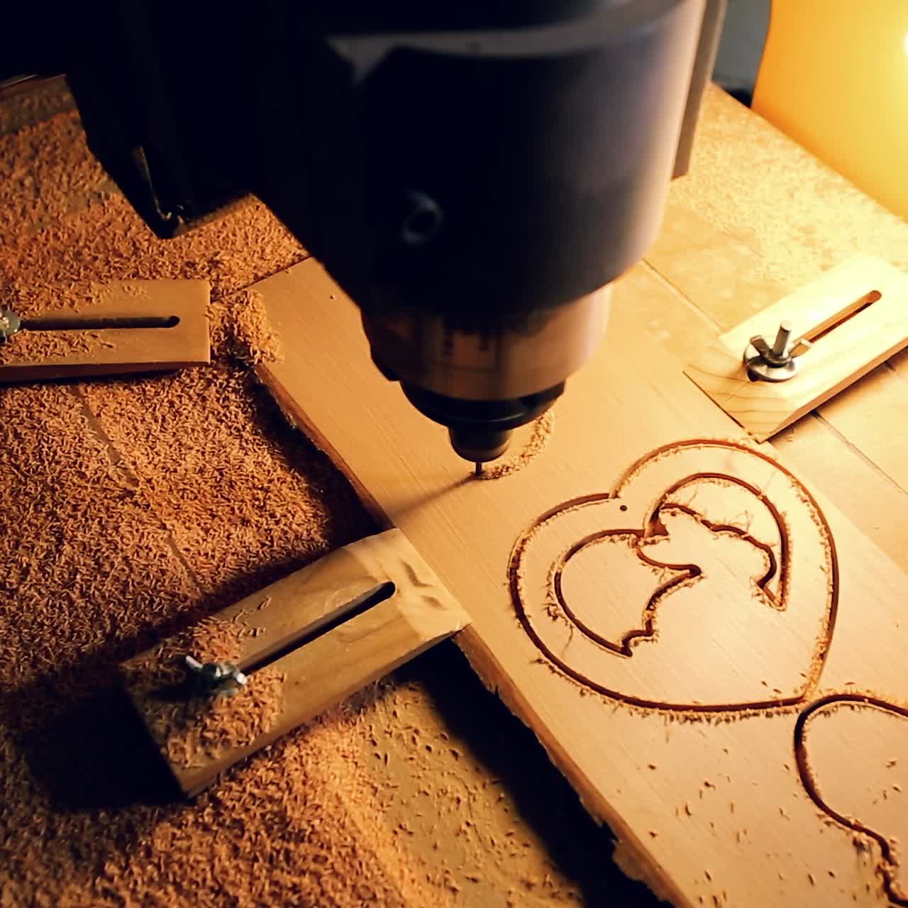 el taladro cnc está perforando en la tabla de madera