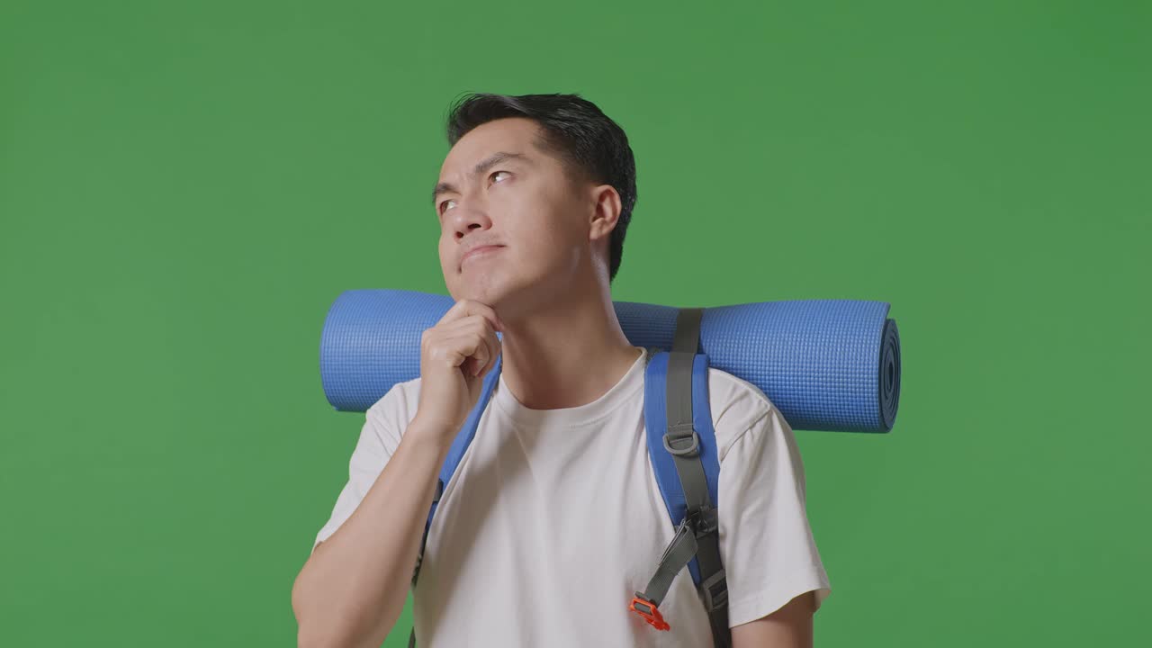 배을 들고 생각하고 흥분한 남자