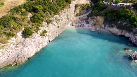 drone en retirada de los pintorescos acantilados rocosos y cuevas marinas en las aguas sulfurosas de la playa de xigia, situada en la isla de zakynthos en grecia