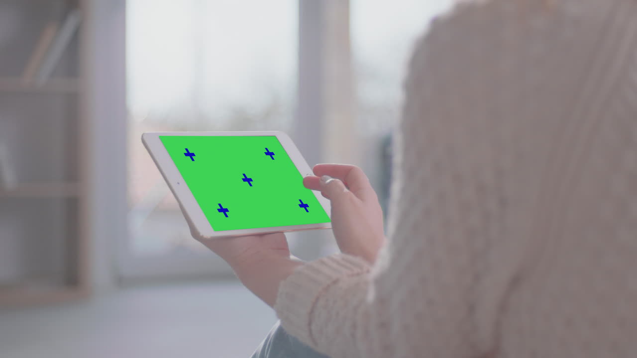 태블릿에서 일하는 여자