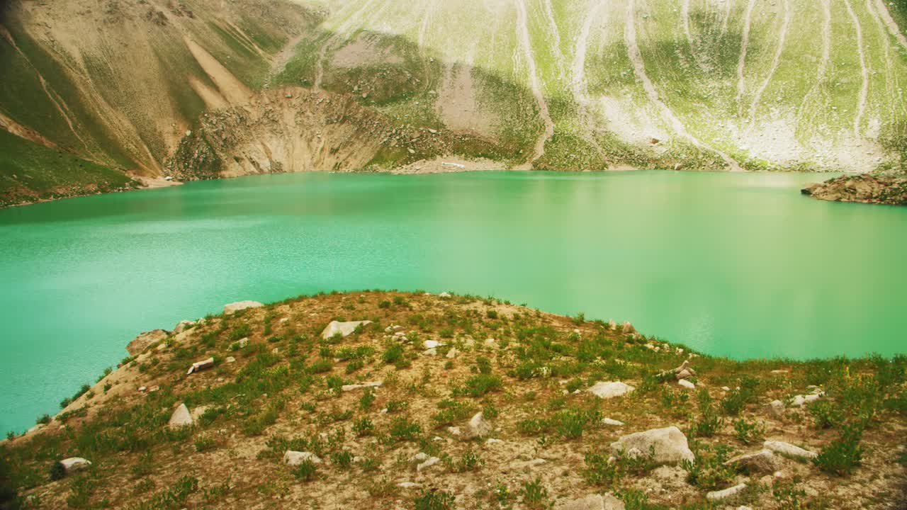우즈베키스탄에서 해발 2,700m의 고도에 있는 아라산 호수