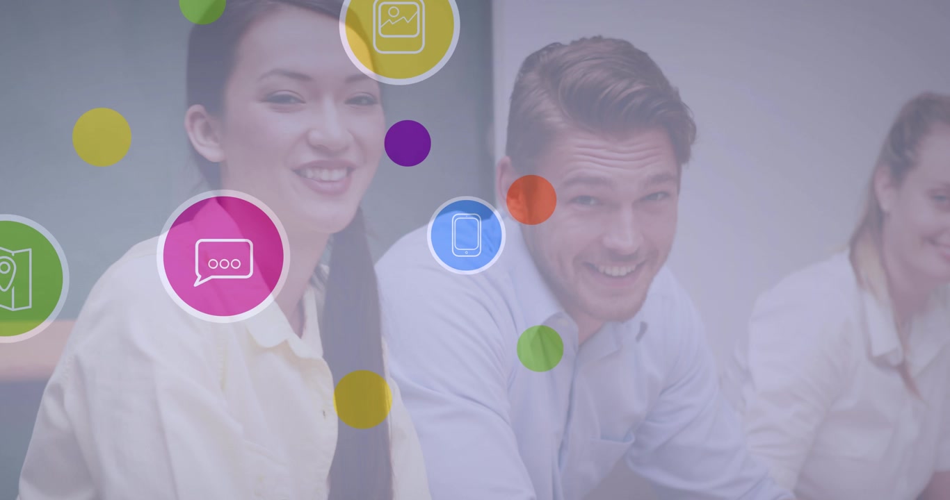 Animazione di una rete di icone digitali su diversi professionisti